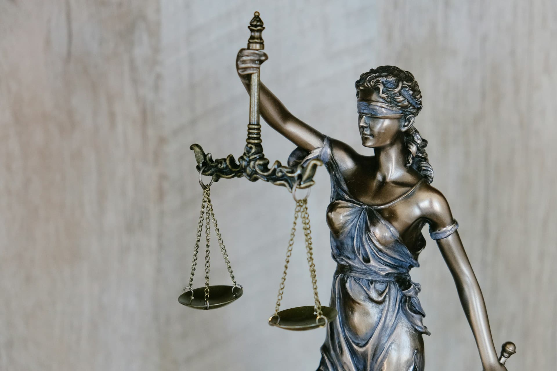 CP Law Pemimpin Diskusi Hukum Modern